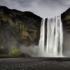 Ciel menaçant à Skógafoss